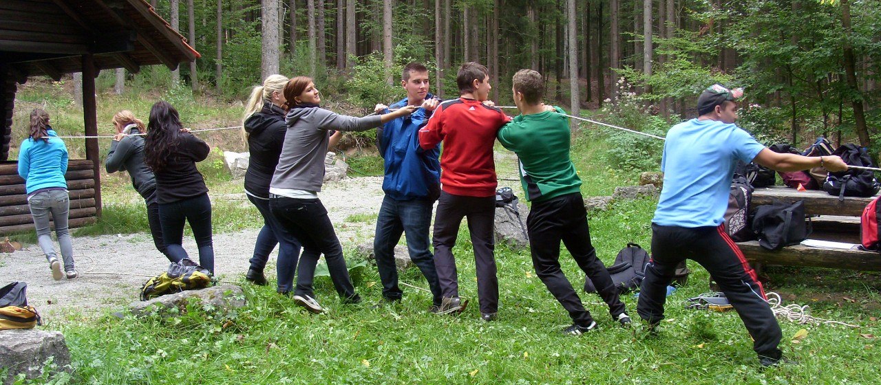 Auzubildende bei einer Gruppenaufgabe im Wald