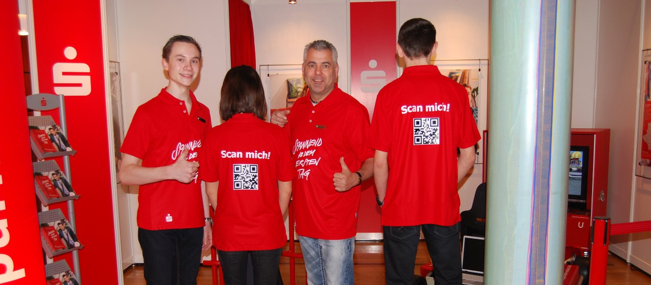 Mitarbeiter der Sparkasse mit Promotion-Shirts